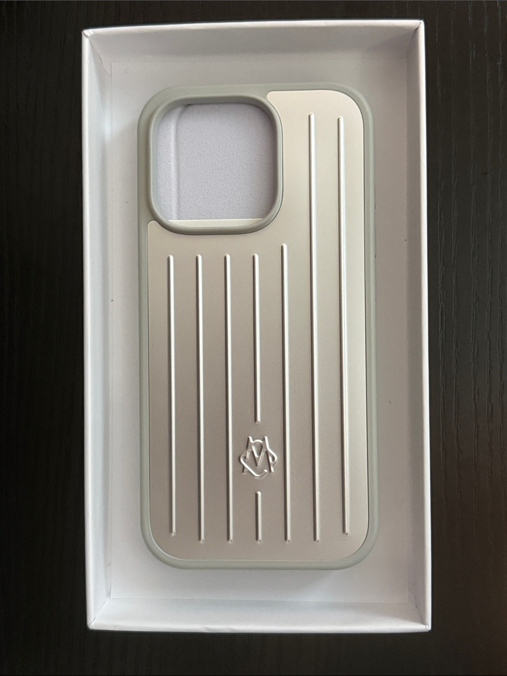 Rimowa IPhone 16 Pro phone case

Silver Aluminum